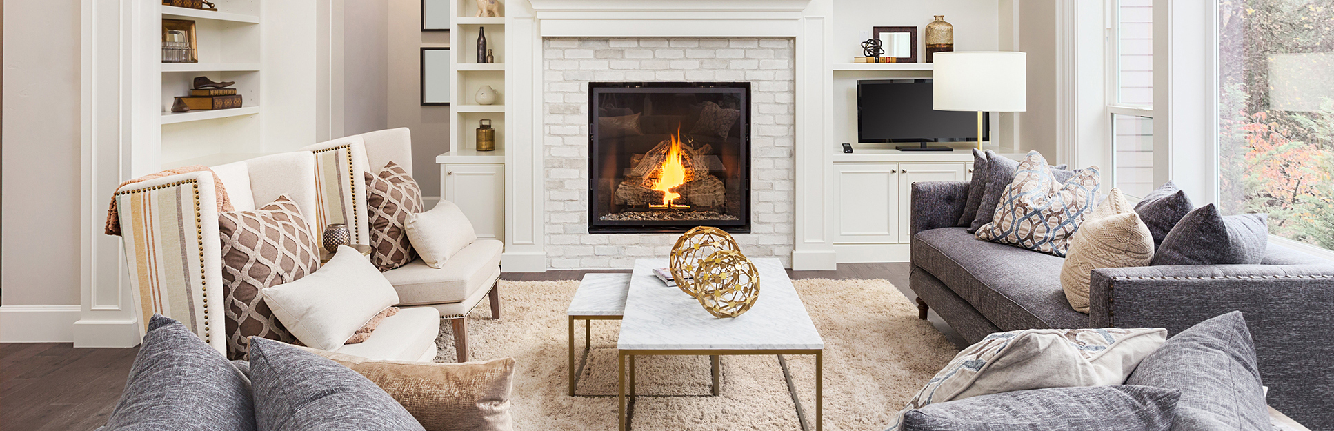 Füße mit Wollsocken vor dem Kamin